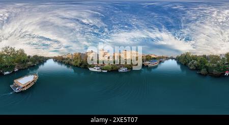 Vue panoramique à 360° de Vue aérienne de la ville de Manavgat, la rivière Manavgat, la mer Méditerranée, le soir au coucher du soleil. Région d'Antalya, Turquie.