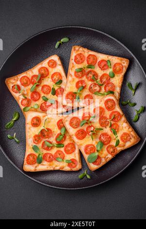 Délicieux pain grillé frais ou bruschetta avec tomates, fromage, herbes, sel et épices Banque D'Images