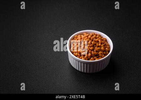 Délicieuses lentilles en conserve saines dans un bol blanc nervuré en céramique Banque D'Images