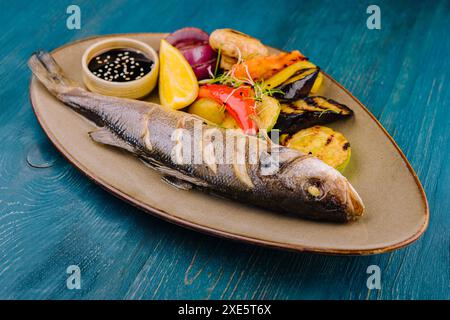 Bar cuit avec des légumes grillés sur l'assiette Banque D'Images