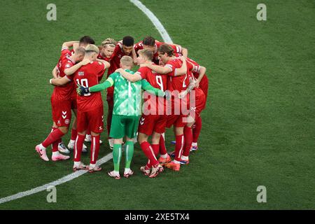 MUNICH, ALLEMAGNE - JUIN 25 : les joueurs danois se réunissent avant le départ du match de la phase de groupes de l'UEFA EURO 2024 entre le Danemark et la Serbie au Munich Football Arena le 25 juin 2024 à Munich, en Allemagne. © diebilderwelt / Alamy Stock Banque D'Images