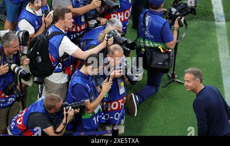 MUNICH, ALLEMAGNE - JUIN 25 : Kasper Hjulmand entraîneur danois avec photographe avant le match de la phase de groupes de l'UEFA EURO 2024 entre le Danemark et la Serbie au Munich Football Arena le 25 juin 2024 à Munich, Allemagne. © diebilderwelt / Alamy Stock Banque D'Images