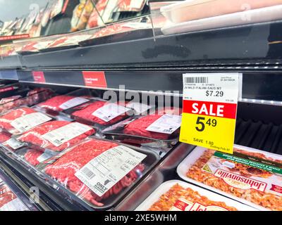 Calgary, Alberta, Canada. 8 février 2024. Un gros plan du département de viande du supermarché présente divers produits disponibles pour Banque D'Images