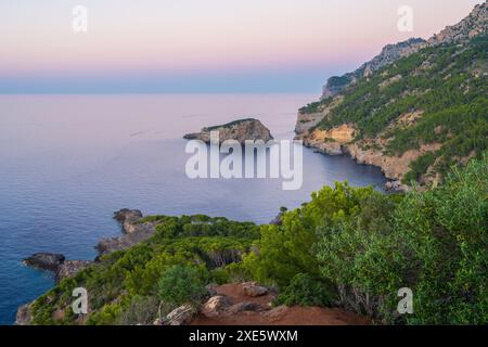 Belle vue sur la côte à Port de Soller au coucher du soleil, port pour yachts et bateaux sur l'île de Majorque, Espagne, mer Méditerranée. Îles Baléares Banque D'Images