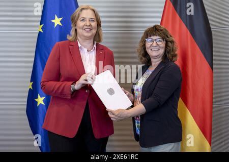 Uebergabe des Jahresberichts des Petitionsausschusses durch Ausschussvorsitzende Martina Stamm-Fibich, SPD, MDB, an Bundestagspraesidentin Baerbel, Bas, SPD, MDB à Berlin, 26.06.2024. Berlin Deutschland *** remise du rapport annuel de la Commission des pétitions par la Présidente de la Commission Martina Stamm Fibich, SPD, MDB, au Président du Bundestag Baerbel, Bas, SPD, MDB à Berlin, 26 06 2024 Berlin Allemagne Copyright : xLorenzxHuterxphotothek.dex Banque D'Images