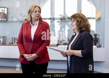 Uebergabe des Jahresberichts des Petitionsausschusses durch Ausschussvorsitzende Martina Stamm-Fibich, SPD, MDB, an Bundestagspraesidentin Baerbel, Bas, SPD, MDB à Berlin, 26.06.2024. Berlin Deutschland *** remise du rapport annuel de la Commission des pétitions par la Présidente de la Commission Martina Stamm Fibich, SPD, MDB, au Président du Bundestag Baerbel, Bas, SPD, MDB à Berlin, 26 06 2024 Berlin Allemagne Copyright : xLorenzxHuterxphotothek.dex Banque D'Images