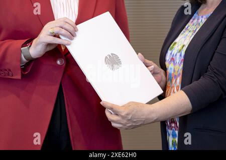 Uebergabe des Jahresberichts des Petitionsausschusses durch Ausschussvorsitzende Martina Stamm-Fibich, SPD, MDB, an Bundestagspraesidentin Baerbel, Bas, SPD, MDB à Berlin, 26.06.2024. Berlin Deutschland *** remise du rapport annuel de la Commission des pétitions par la Présidente de la Commission Martina Stamm Fibich, SPD, MDB, au Président du Bundestag Baerbel, Bas, SPD, MDB à Berlin, 26 06 2024 Berlin Allemagne Copyright : xLorenzxHuterxphotothek.dex Banque D'Images