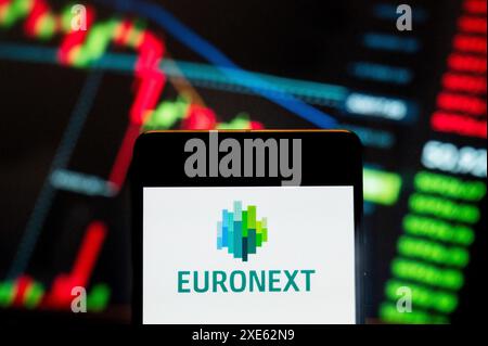 Dans cette illustration photo, le logo Euronext de l'indice de trading des bourses paneuropéennes est affiché sur un smartphone avec un graphique de l'indice boursier économique en arrière-plan. (Photo de Budrul Chukrut / SOPA images / SIPA USA) *** strictement à des fins éditoriales *** Banque D'Images