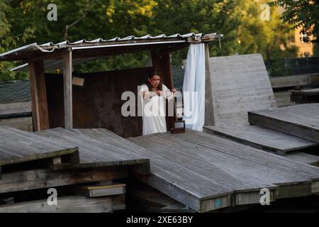 Anna-Luise Barth als Margarete, genannt Gretchen während der Fotoprobe für das Stück Urfaust auf der temporären Open-Air-Bühne des Globe Theater à Berlin, 25. Juni 2024. // fragment von Johann Wolfgang von Goethe. Les Lipgens de Regie Anselm. Bühne und Kostüme Arina Slobodianik. Premiere ist AM 27. Juni 2024. Globe Theater Berlin Urfaust *** Anna Luise Barth dans le rôle de Margarete, appelée Gretchen lors de la répétition photo pour la pièce Urfaust sur la scène temporaire en plein air du Globe Theater à Berlin, le 25 juin 2024 fragment de Johann Wolfgang von Goethe réalisé par Anselm Lipgens scène et costumes Arin Banque D'Images