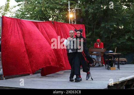 Adrian Stowasser als Dr Heinrich Faust, Henning Bormann als Mephistopheles und Anna-Luise Barth als Margarete, genannt Gretchen, v.l., während der Fotoprobe für das Stück Urfaust auf der temporären Open-Air-Bühne des Globe Theater in Berlin, 25. Juni 2024. // fragment von Johann Wolfgang von Goethe. Les Lipgens de Regie Anselm. Bühne und Kostüme Arina Slobodianik. Premiere ist AM 27. Juni 2024. Globe Theater Berlin Urfaust *** Adrian Stowasser dans le rôle de Dr Heinrich Faust , Henning Bormann dans le rôle de Mephistophélès et Anna Luise Barth dans le rôle de Margarete, appelé Gretchen , f l , pendant la répétition photo de la pièce U Banque D'Images