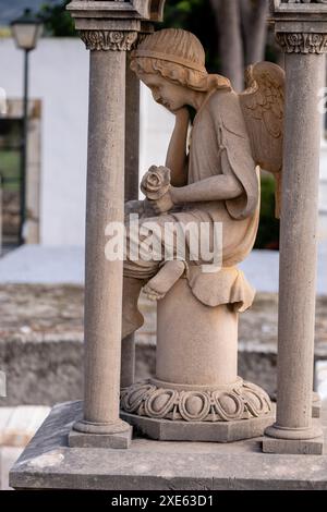 Edicule avec ange de pensée en mémoire de Gabriel Bordoy Banque D'Images