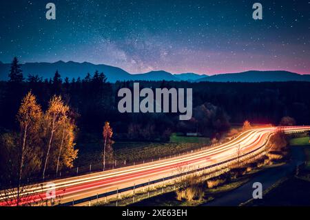 route, nuit, chemin de fer, ciel, paysage, trafic, autoroute, coucher de soleil, montagnes, rail, chemin de fer, voyage, autoroute, lumière, lumières Banque D'Images