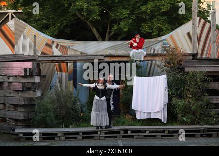 Anna-Luise Barth als Margarete, genannt Gretchen, Adrian Stowasser als Dr Heinrich Faust und Lukas Bredefeld als Valentin, v.l., während der Fotoprobe für das Stück Urfaust auf der temporären Open-Air-Bühne des Globe Theater in Berlin, 25. Juni 2024. // fragment von Johann Wolfgang von Goethe. Les Lipgens de Regie Anselm. Bühne und Kostüme Arina Slobodianik. Premiere ist AM 27. Juni 2024. Globe Theater Berlin Urfaust *** Anna Luise Barth dans le rôle de Margarete, appelé Gretchen , Adrian Stowasser dans le rôle du Dr Heinrich Faust et Lukas Bredefeld dans le rôle de Valentin , f l , pendant la répétition photo de la pièce Urfaust sur le Banque D'Images