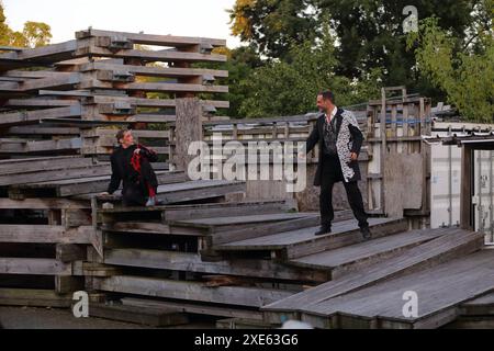 Henning Bormann als Mephistopheles und Adrian Stowasser als Dr Heinrich Faust, v.l., während der Fotoprobe für das Stück Urfaust auf der temporären Open-Air-Bühne des Globe Theater in Berlin, 25. Juni 2024. // fragment von Johann Wolfgang von Goethe. Les Lipgens de Regie Anselm. Bühne und Kostüme Arina Slobodianik. Premiere ist AM 27. Juni 2024. Globe Theater Berlin Urfaust *** Henning Bormann dans le rôle de Mephistophélès et Adrian Stowasser dans le rôle de Dr. Heinrich Faust , f l , pendant la répétition photographique de la pièce Urfaust sur la scène temporaire en plein air du Globe Theater à Berlin, 25 juin 2024 fragment de Joh Banque D'Images