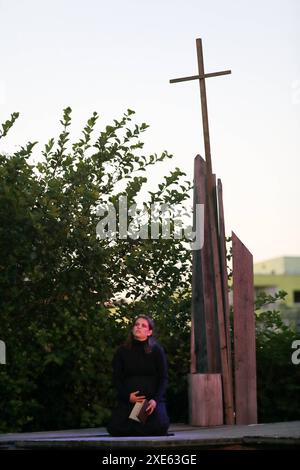 Anna-Luise Barth als Margarete, genannt Gretchen während der Fotoprobe für das Stück Urfaust auf der temporären Open-Air-Bühne des Globe Theater à Berlin, 25. Juni 2024. // fragment von Johann Wolfgang von Goethe. Les Lipgens de Regie Anselm. Bühne und Kostüme Arina Slobodianik. Premiere ist AM 27. Juni 2024. Globe Theater Berlin Urfaust *** Anna Luise Barth dans le rôle de Margarete, appelée Gretchen lors de la répétition photo pour la pièce Urfaust sur la scène temporaire en plein air du Globe Theater à Berlin, le 25 juin 2024 fragment de Johann Wolfgang von Goethe réalisé par Anselm Lipgens scène et costumes Arin Banque D'Images