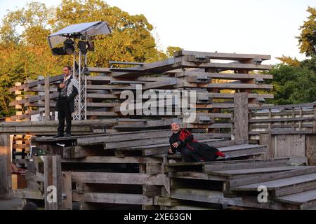 Adrian Stowasser als Dr Heinrich Faust und Henning Bormann als Mephistopheles, v.l., während der Fotoprobe für das Stück Urfaust auf der temporären Open-Air-Bühne des Globe Theater in Berlin, 25. Juni 2024. // fragment von Johann Wolfgang von Goethe. Les Lipgens de Regie Anselm. Bühne und Kostüme Arina Slobodianik. Premiere ist AM 27. Juni 2024. Globe Theater Berlin Urfaust *** Adrian Stowasser dans le rôle de Dr Heinrich Faust et Henning Bormann dans le rôle de Mephistophélès , f l , pendant la répétition photographique de la pièce Urfaust sur la scène temporaire en plein air du Globe Theater à Berlin, 25 juin 2024 fragment de Joh Banque D'Images