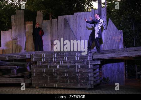 Henning Bormann als Mephistopheles und Adrian Stowasser als Dr Heinrich Faust, v.l., während der Fotoprobe für das Stück Urfaust auf der temporären Open-Air-Bühne des Globe Theater in Berlin, 25. Juni 2024. // fragment von Johann Wolfgang von Goethe. Les Lipgens de Regie Anselm. Bühne und Kostüme Arina Slobodianik. Premiere ist AM 27. Juni 2024. Globe Theater Berlin Urfaust *** Henning Bormann dans le rôle de Mephistophélès et Adrian Stowasser dans le rôle de Dr. Heinrich Faust , f l , pendant la répétition photographique de la pièce Urfaust sur la scène temporaire en plein air du Globe Theater à Berlin, 25 juin 2024 fragment de Joh Banque D'Images