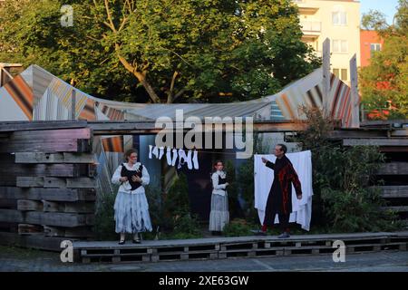 Astrid Köhler als Marthe Schwerdtlein, Anna-Luise Barth als Margarete, genannt Gretchen und Henning Bormann als Mephistopheles, v.l., während der Fotoprobe für das Stück Urfaust auf der temporären Open-Air-Bühne des Globe Theater in Berlin, 25. Juni 2024. // fragment von Johann Wolfgang von Goethe. Les Lipgens de Regie Anselm. Bühne und Kostüme Arina Slobodianik. Premiere ist AM 27. Juni 2024. Globe Theater Berlin Urfaust *** Astrid Köhler dans le rôle de Marthe Schwerdtlein , Anna Luise Barth dans le rôle de Margarete, appelé Gretchen et Henning Bormann dans le rôle de Mephistophélès , f l , pendant la répétition photo de la pièce Urfau Banque D'Images