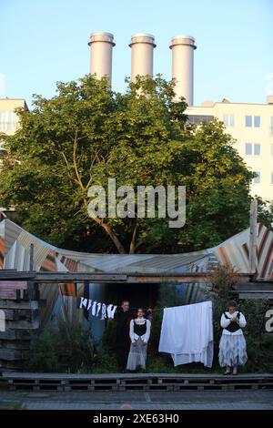 Henning Bormann als Mephistopheles, Anna-Luise Barth als Margarete, genannt Gretchen und Astrid Köhler als Marthe Schwerdtlein, v.l., während der Fotoprobe für das Stück Urfaust auf der temporären Open-Air-Bühne des Globe Theater in Berlin, 25. Juni 2024. // fragment von Johann Wolfgang von Goethe. Les Lipgens de Regie Anselm. Bühne und Kostüme Arina Slobodianik. Premiere ist AM 27. Juni 2024. Globe Theater Berlin Urfaust *** Henning Bormann dans le rôle de Mephistophélès , Anna Luise Barth dans le rôle de Margarete, appelée Gretchen et Astrid Köhler dans le rôle de Marthe Schwerdtlein , f l , pendant la répétition photo de la pièce Urfau Banque D'Images