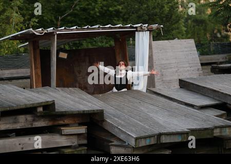 Anna-Luise Barth als Margarete, genannt Gretchen während der Fotoprobe für das Stück Urfaust auf der temporären Open-Air-Bühne des Globe Theater à Berlin, 25. Juni 2024. // fragment von Johann Wolfgang von Goethe. Les Lipgens de Regie Anselm. Bühne und Kostüme Arina Slobodianik. Premiere ist AM 27. Juni 2024. Globe Theater Berlin Urfaust *** Anna Luise Barth dans le rôle de Margarete, appelée Gretchen lors de la répétition photo pour la pièce Urfaust sur la scène temporaire en plein air du Globe Theater à Berlin, le 25 juin 2024 fragment de Johann Wolfgang von Goethe réalisé par Anselm Lipgens scène et costumes Arin Banque D'Images