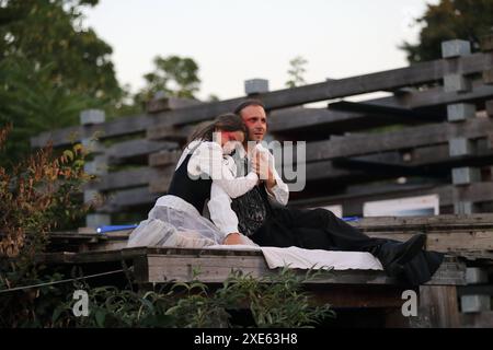 Anna-Luise Barth als Margarete, genannt Gretchen und Adrian Stowasser als Dr Heinrich Faust während der Fotoprobe für das Stück Urfaust auf der temporären Open-Air-Bühne des Globe Theater in Berlin, 25. Juni 2024. // fragment von Johann Wolfgang von Goethe. Les Lipgens de Regie Anselm. Bühne und Kostüme Arina Slobodianik. Premiere ist AM 27. Juni 2024. Globe Theater Berlin Urfaust *** Anna Luise Barth dans le rôle de Margarete, appelée Gretchen et Adrian Stowasser dans le rôle du Dr Heinrich Faust lors de la répétition photo pour la pièce Urfaust sur la scène temporaire en plein air du Globe Theater à Berlin, 25 juin 2024 Frag Banque D'Images