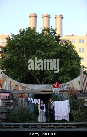 Anna-Luise Barth als Margarete, genannt Gretchen, Adrian Stowasser als Dr Heinrich Faust und Lukas Bredefeld als Valentin, v.l., während der Fotoprobe für das Stück Urfaust auf der temporären Open-Air-Bühne des Globe Theater in Berlin, 25. Juni 2024. // fragment von Johann Wolfgang von Goethe. Les Lipgens de Regie Anselm. Bühne und Kostüme Arina Slobodianik. Premiere ist AM 27. Juni 2024. Globe Theater Berlin Urfaust *** Anna Luise Barth dans le rôle de Margarete, appelé Gretchen , Adrian Stowasser dans le rôle du Dr Heinrich Faust et Lukas Bredefeld dans le rôle de Valentin , f l , pendant la répétition photo de la pièce Urfaust sur le Banque D'Images