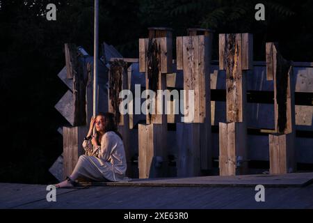 Anna-Luise Barth als Margarete, genannt Gretchen während der Fotoprobe für das Stück Urfaust auf der temporären Open-Air-Bühne des Globe Theater à Berlin, 25. Juni 2024. // fragment von Johann Wolfgang von Goethe. Les Lipgens de Regie Anselm. Bühne und Kostüme Arina Slobodianik. Premiere ist AM 27. Juni 2024. Globe Theater Berlin Urfaust *** Anna Luise Barth dans le rôle de Margarete, appelée Gretchen lors de la répétition photo pour la pièce Urfaust sur la scène temporaire en plein air du Globe Theater à Berlin, le 25 juin 2024 fragment de Johann Wolfgang von Goethe réalisé par Anselm Lipgens scène et costumes Arin Banque D'Images