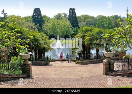 Les visiteurs apprécient une journée ensoleillée d'été au RHS, les jardins de la Royal Horticultural Society à Wisley Surrey Angleterre Banque D'Images