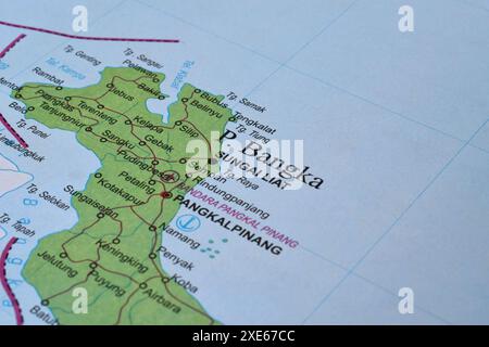 Pointant du doigt sur la carte de l'île de Bangka, est une petite île située à la pointe nord-est de Sulawesi, en Indonésie Banque D'Images