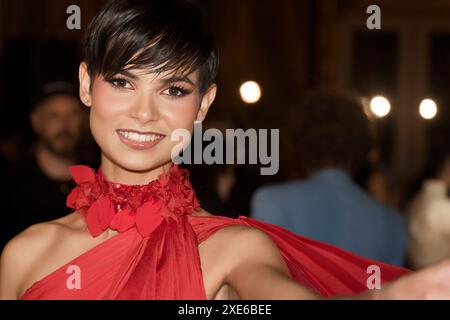 Paris, France. 25 juin 2024. Miss France 2024 Eve Gilles assiste au défilé Robert Abi Nader lors du DÉFILÉ AEFW haute Couture printemps/été 2025 à l'hôtel Westin Paris Vendôme le 25 juin 2024 à Paris. Crédit : Bernard Menigault/Alamy Live News Banque D'Images