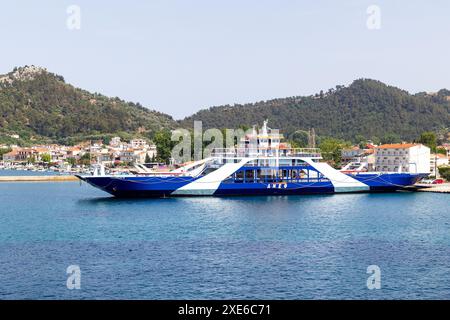 Limenas, Thassos, Grèce -12 juin 2024 : vue sur le port avec ferry et port Banque D'Images