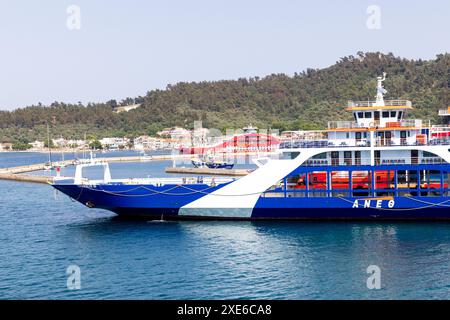 Limenas, Thassos, Grèce -12 juin 2024 : vue sur le port avec ferry et port Banque D'Images