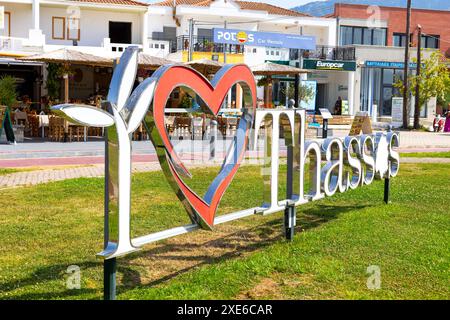 Limenas Port, Thassos, Grèce -12 juin 2024 : J'aime Thassos lettres dans la capitale et le port principal de l'île grecque Banque D'Images