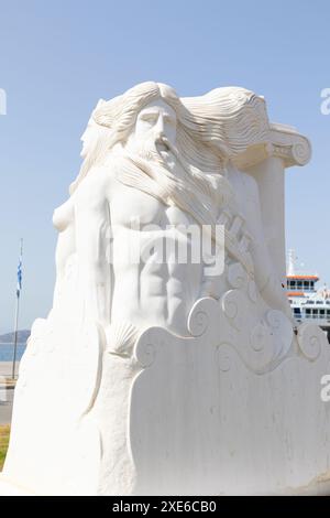 Port de Limenas, Thassos, Grèce -12 juin 2024 : Statue de Poséidon et Amphitriti dans la capitale et le port principal de l'île grecque Banque D'Images