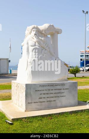 Port de Limenas, Thassos, Grèce -12 juin 2024 : Statue de Poséidon et Amphitriti dans la capitale et le port principal de l'île grecque Banque D'Images