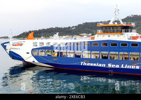 Limenas, Thassos, Grèce -12 juin 2024 : vue sur le port avec ferry et port Banque D'Images