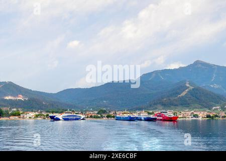 Limenas, Thassos, Grèce -12 juin 2024 : vue sur le port avec les ferries et le port Banque D'Images