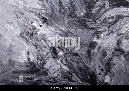 Tourbillons artistiques et cellules dans une peinture acrylique abstraite noir et blanc. Fond de marbre d'art fluide. Banque D'Images