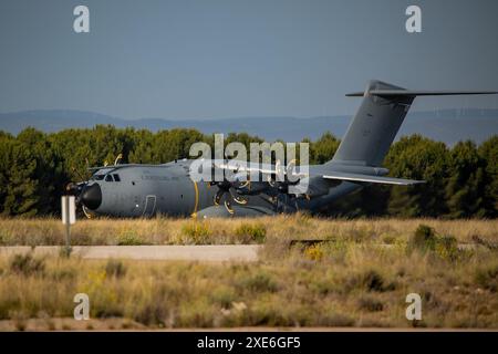 Un avion A400M décolle ce matin de la base aérienne d'Albacete. Dans le cadre du programme Pacific Skies 2024, quatre Eurofighters et un A400M ont décollé ce matin de la base aérienne d’Albacete. L'objectif est de marquer une étape militaire majeure appelée Pacific Skies. Le déploiement durera jusqu'au 15 août. Pacific Skies 2024 est né avec l'idée de démontrer la capacité de déploiement conjoint de trois forces aérospatiales, allemande, espagnole et française, et d'opérer une force puissante dans n'importe quel coin du monde. Un événement qui fera principalement le tour de la région Indo-Pacifique et, dans le cas du d Banque D'Images