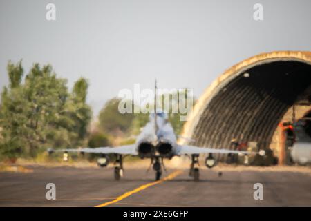 Un Eurofighter décolle ce matin de la base aérienne d'Albacete. Dans le cadre du programme Pacific Skies 2024, quatre Eurofighters et un A400M ont décollé ce matin de la base aérienne d’Albacete. L'objectif est de marquer une étape militaire majeure appelée Pacific Skies. Le déploiement durera jusqu'au 15 août. Pacific Skies 2024 est né avec l'idée de démontrer la capacité de déploiement conjoint de trois forces aérospatiales, allemande, espagnole et française, et d'opérer une force puissante dans n'importe quel coin du monde. Un événement qui fera principalement le tour de la région Indo-Pacifique et, dans le cas de la de Banque D'Images