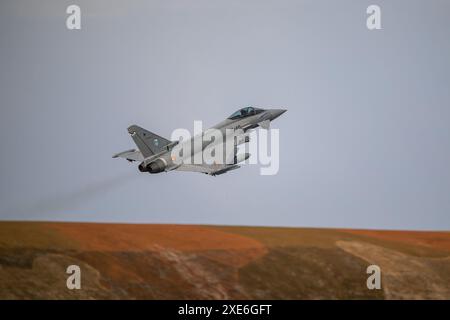 Un Eurofighter décolle ce matin de la base aérienne d'Albacete. Dans le cadre du programme Pacific Skies 2024, quatre Eurofighters et un A400M ont décollé ce matin de la base aérienne d’Albacete. L'objectif est de marquer une étape militaire majeure appelée Pacific Skies. Le déploiement durera jusqu'au 15 août. Pacific Skies 2024 est né avec l'idée de démontrer la capacité de déploiement conjoint de trois forces aérospatiales, allemande, espagnole et française, et d'opérer une force puissante dans n'importe quel coin du monde. Un événement qui fera principalement le tour de la région Indo-Pacifique et, dans le cas de la de Banque D'Images