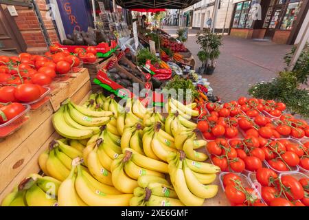 Angleterre, Kent, Deal, High Street fruit Shop affichage de bananes et tomates Banque D'Images