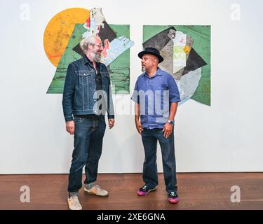 Londres, Royaume-Uni. 26 juin 2024. L'artiste John Bunker avec Ben Bowling, fils de Sir Frank Bowling, avec 'Wall Flower : Just Blood and Shadow' (2013-2014), sélectionné par Sir Frank Bowling pour la série 'Artist of the Day' à la Flowers Gallery. Crédit : Imageplotter/Alamy Live News Banque D'Images