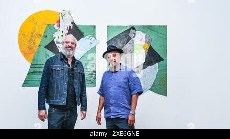 Londres, Royaume-Uni. 26 juin 2024. L'artiste John Bunker avec Ben Bowling, fils de Sir Frank Bowling, avec 'Wall Flower : Just Blood and Shadow' (2013-2014), sélectionné par Sir Frank Bowling pour la série 'Artist of the Day' à la Flowers Gallery. Crédit : Imageplotter/Alamy Live News Banque D'Images