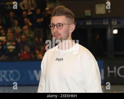 Le présentateur DYN Finn-Ole Martins DHB Cup saison 2023-24 quarts de finale à Magdebourg le 02/04/2024 Banque D'Images