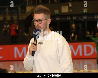 Le présentateur DYN Finn-Ole Martins DHB Cup saison 2023-24 quarts de finale à Magdebourg le 02/04/2024 Banque D'Images