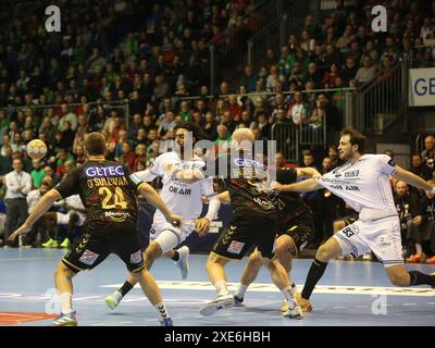 Oscar Bergendahl (SCM) et Bryan Monte (MHSC) EHF Champions League saison 2023-24 SC Magdeburg - Montpellier HSC sur 30.11.2023 Banque D'Images