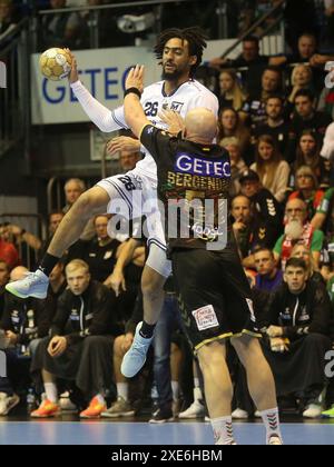 Bryan Monte (MHSC) et Oscar Bergendahl (SCM) Ligue des Champions EHF saison 2023-24 SC Magdeburg - Montpellier HSC sur 30.11.2023 Banque D'Images