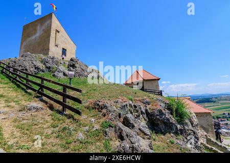 Citadelle de Rupea (Cetatea Rupea) après rénovation dans le comté de Brasov, dans la partie sud de la région de Transylvanie (Transilvania), Roumanie en été ensoleillé Banque D'Images