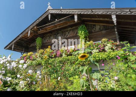 Ferme avec des décorations florales luxuriantes. Chiemgau, haute-Bavière, Allemagne Banque D'Images